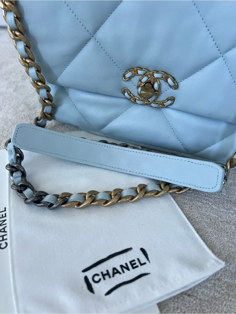 Chanel 19 Lambskin Flap Bag Medium — Light Blue (Pre-owned/Excellent Condition) - Picture 4 of 10